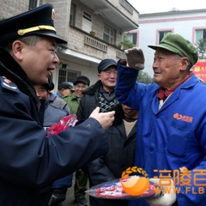 涪陵:新区工商所携手爱心企业开展送温暖献爱心活动