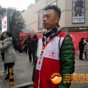 红绿灯下的交通红十字志愿者