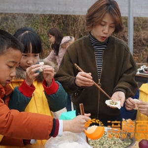 小孩自己动手爱劳动