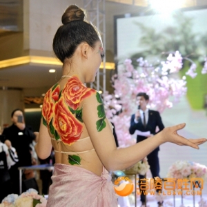 人体彩绘“三月爱恋浪漫花季”婚纱秀走泽胜广场