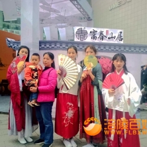 街头上的古装美女广告