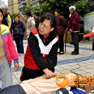 ‘救’在身边  急救知识进小区