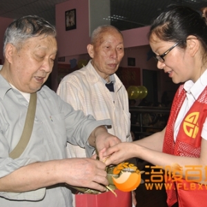 浓情端午 儿童和老党员粽子礼物
