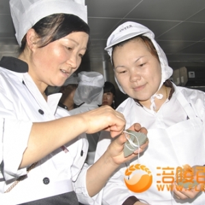 机关人员现场体验手工包粽子传统工艺