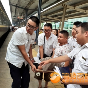 情暖残疾旅客 抬他上火车