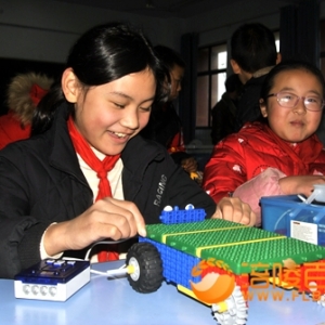 15辆小小战车从乡村小学出发