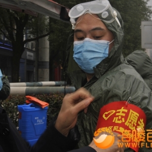 志愿者为恢复生产加油消毒