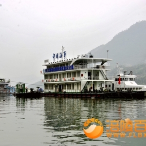 千里乌江万里长江交汇的涪陵码头鸣笛下半旗默哀
