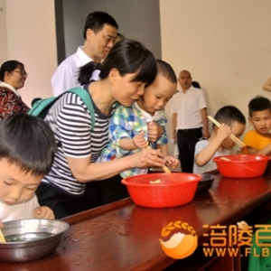 200儿童亲子庆六一 小区热闹过节