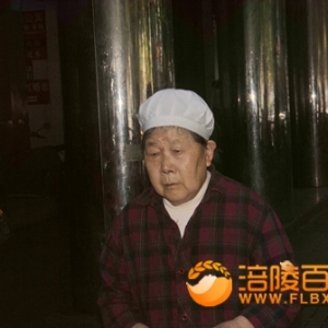 老人爱戴的白色帽