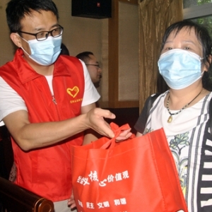 20份党群粽情  包粽子邻里和谐