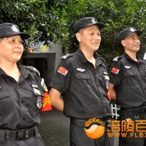 物业保安早晚两次列队欢迎业主