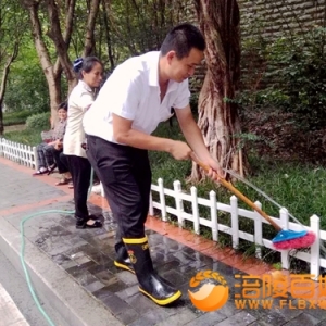 酷暑天清洗护花栏