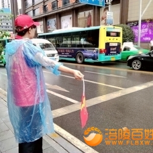 点赞小雨中的志愿者