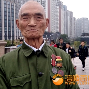 两江广场的市民盼退役驱逐舰—珠海舰过涪陵