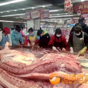 灌香肠人群在新世纪超市