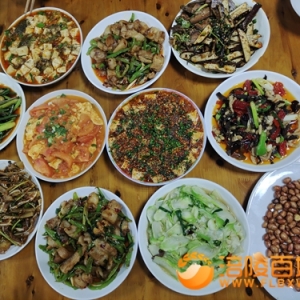 舌尖上的美味 让“就地过年”同样年味满满　　