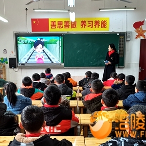路外宣传为学生撑起安全“保护伞” —垫江站路外安全宣传进校园活动 ... ... ...
