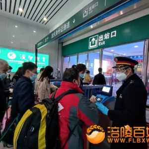 元旦小长假 60后退伍老兵坚守铁路运输场