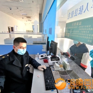 渝万线“85后”男售票员的第15年春运