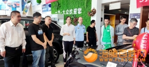 涪陵：消费者代表驾驶体验新能源汽车