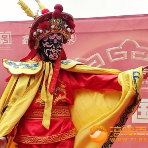 涪陵街头：全国非遗变脸助销产品