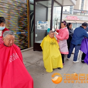桥达小区免费理发学雷锋