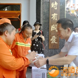 涪陵物业协会慰问40ºC高温环卫消防人员