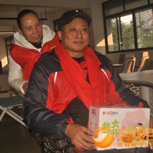 慈善情暖万家 涪善•同涪授旗