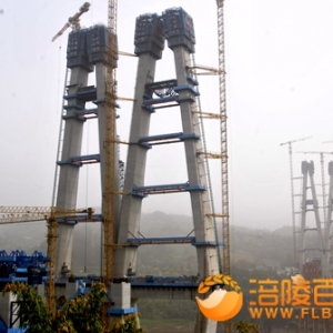 沙尘暴天气建设中重庆涪陵石沱长江大桥