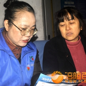 崩土坎社区医保宣传到小区进家里